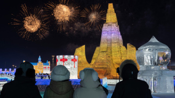 Εντυπωσιακές εικόνες γλυπτών από χιόνι και πάγο που μαγεύουν τους επισκέπτες έκθεσης στην Κίνα, βίντεο και φωτογραφίες