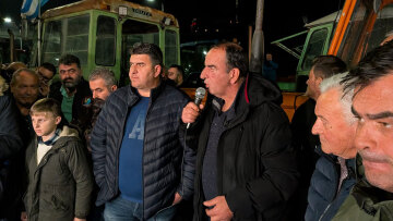 Τα μπλόκα Νίκαιας και Καρδίτσας «ζητούν  διάλογο» με τον πρωθυπουργό, αλλά προχωρούν σε κλιμάκωση με αποκλεισμούς από αύριο,  έτοιμοι για συνάντηση οι αγρότες στα Μάλγαρα