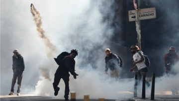 Αποκλεισμοί δρόμων στη Βολιβία στο πλαίσιο των διαδηλώσεων εναντίον της κατάργησης της επιδότησης των τιμών των καυσίμων 