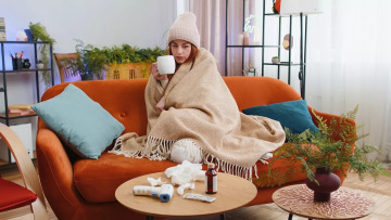 Ζεστό τσάι: Ποια βότανα ανακουφίζουν από κρυολόγημα και γρίπη