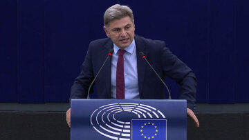 Ανακοινώνεται η ένταξη του Φαραντούρη στο ΠΑΣΟΚ 