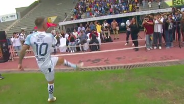 Viral γκάφα στην παρουσίαση ποδοσφαιριστή στον Ισημερινό: Πήγε να πετάξει μπάλα στην κερκίδα και... πέτυχε τον βοηθό, δείτε βίντεο
