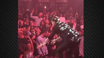 Νίνο: Παραλίγο να του φύγει το μικρόφωνο από τα χέρια στη σκηνή, δείτε βίντεο