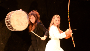 Στο Θέατρο Ροές οι ΑΝΤΙ-ΓΟΝΟΙ της Κάλλιας Θεοδοσιάδη για τρεις παραστάσεις