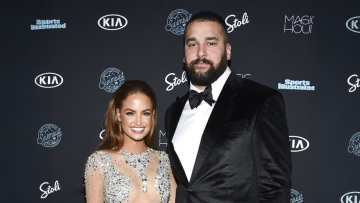 Η Χέιλι Μπέιλι δήλωσε δημόσια ότι χώρισε με παλαίμαχο σταρ του NFL λόγω του... μεγέθους του μορίου του, τώρα εκείνος την μηνύει