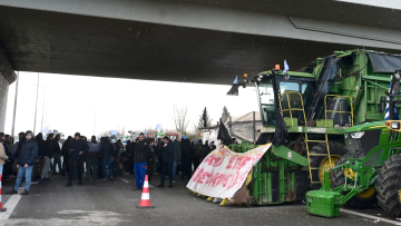 Ανυποχώρητοι οι αγρότες: Έκλεισε η υψηλή γέφυρα της Χαλκίδας και το Κάστρο Βοιωτίας, κλείνουν τελωνεία και παραδρόμους
