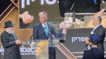 Ο ήρωας του Μπόνταϊ βραβεύθηκε από φιλανθρωπική οργάνωση στη Νέα Υόρκη, «ένιωσα ότι έκανα το καθήκον μου ως άνθρωπος»