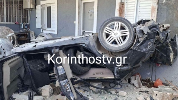 Κορινθία: Αυτοκίνητο εξετράπη της πορείας του και κατέληξε σε σπίτι, δύο σοβαρά τραυματίες