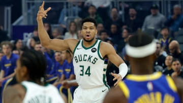 ΝΒΑ: Απίθανη εμφάνιση του Αντετοκούνμπο, αλλά ήττα για τους Μπακς με 120-113 από τους Γουόριορς