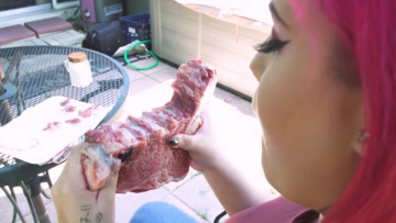 Αμερικανίδα που τρώει ένα κιλό ωμό κρέας την ημέρα αποκάλυψε τι συνέβη στο σώμα της