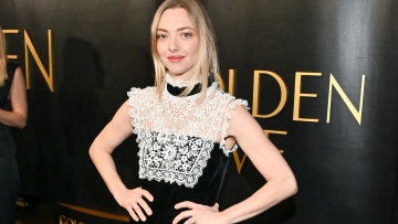 Η Αμάντα Σάιφρεντ με βελούδινο φόρεμα Rodarte στo pre-party των Golden Globes
