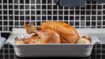 Οικονομία στην κουζίνα: Φτιάχνουμε με ένα κοτόπουλο τρία φαγητά