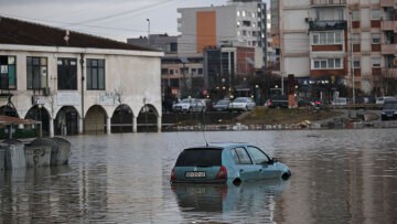 Σαρώνει η κακοκαιρία Αλβανία και Κόσοβο: Ποτάμια λάσπης κεντρικοί δρόμοι, εκκενώσεις οικισμών και κατολισθήσεις, δείτε βίντεο