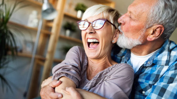 Στην εμμηνόπαυση οι γυναίκες βλέπουν τους άνδρες με «άλλο μάτι» – Τι τις ελκύει