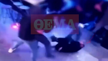 Σκληρές εικόνες από τον φονικό ξυλοδαρμό του 30χρονου στο κλαμπ στην Πάτρα: Τον χτυπούν με μανία με σκαμπό και τον κλωτσούν στο κεφάλι