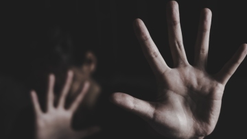 Φρίκη στην Κρήτη: Πατέρας κακοποιούσε σεξουαλικά τις δύο κόρες του και άφησε έγκυο τη μία, την καταγγελία έκανε ο αδερφός τους