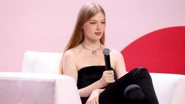 Η Ριάνα επέλεξε την τρανς κόρη του Έλον Μασκ ως ένα από τα πρόσωπα της νέας καμπάνιας εσωρούχων της
