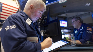 Στα πράσινα η Wall Street με διπλό ρεκόρ για Dow Jones και S&P 500