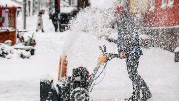 Χιονοκαταιγίδες, θυελλώδεις άνεμοι και πολικές θερμοκρασίες στην Ευρώπη: Ριπές 213 χλμ στη Μάγχη, -20 η θερμοκρασία στη Γερμανία