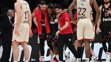 Ολυμπιακός: Άτυχος ο Μόρις, γύρισε τον αστράγαλό του στο ματς με τη Μπάγερν και αποχώρησε υποβασταζόμενος, βίντεο και φωτογραφίες 