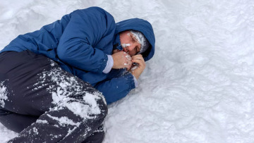 Υποθερμία: Το επικίνδυνο φαινόμενο της «παράδοξης απογύμνωσης» που απειλεί τη ζωή