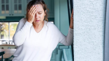 Η ιστορία της κυρίας Αθηνάς που αντιμετώπισε το μηνιγγίωμα με δύναμη, ηρεμία και αποφασιστικότητα
