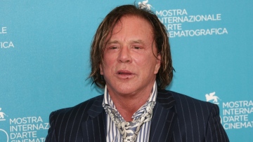 Παρά την απειλή έξωσης ο Μίκι Ρουρκ αρνείται προτάσεις για δουλειά αν δεν λάβει αμοιβές και ρόλους κορυφαίου επιπέδου