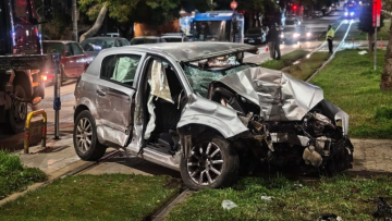 Βίντεο από τη στιγμή που το αυτοκίνητο καρφώνεται σε κολόνα πάνω στη γραμμή του τραμ στη Νέα Σμύρνη