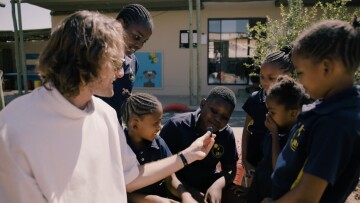 Αν αναζητάς λίγο χρόνο μακριά από τον θόρυβο αυτό το βίντεο είναι για σένα: Το ντοκιμαντέρ του Τσιτσιπά για τη Ναμίμπια 