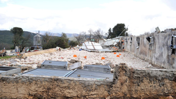 «Δεν έχουμε τίποτα άλλο, από αυτά ζούσαμε» σε απόγνωση η οικογένεια του πτηνοτρόφου που έχασε 40.000 κοτόπουλα από ανεμοστρόβιλο στο Καλπάκι