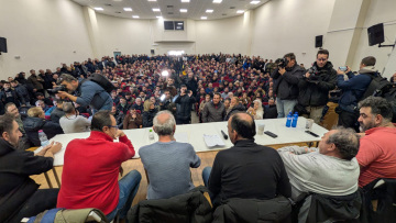 Σε εξέλιξη η πανελλαδική σύσκεψη των αγροτών στη Νίκαια - Ανοιχτό το ενδεχόμενο να μην κατέβουν σε διάλογο