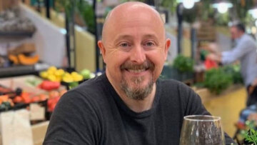 Παραιτήθηκε στα 41 του, μετακόμισε στην Πορτογαλία και «γλίτωσε» 4.200 ευρώ τον μήνα