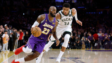 Ο Αντετοκούνμπο ζήτησε και πήρε τη φανέλα του Λεμπρόν Τζέιμς: «Μπορεί να είναι το τελευταίο παιχνίδι που παίζουμε ο ένας απέναντι στον άλλο»