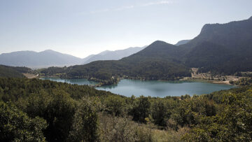 5 εκδρομές σε ελατοσκέπαστα χωριά κοντά στην Αθήνα