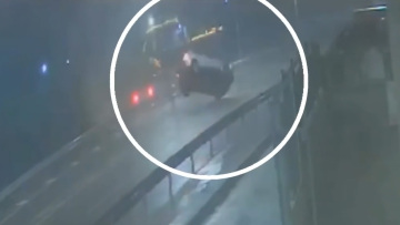 «Δεν έβλεπα τίποτα και με πήρε ο αέρας»: Η μαρτυρία της οδηγού του οχήματος που ανατράπηκε από τον αέρα στην Ηλεία