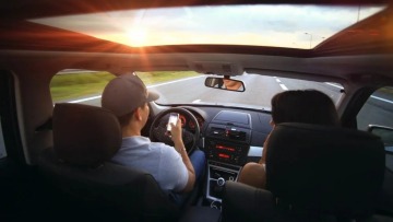 Ιδού οι πιο επικίνδυνες συνήθειες στο τιμόνι - Εσείς ποιες έχετε;
