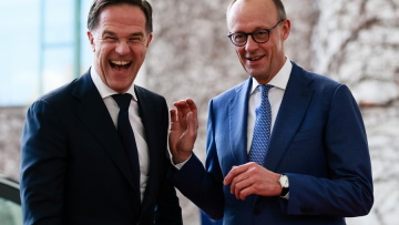 Bloomberg: Βρετανία και Γερμανία συζητούν την παρουσία δυνάμεων του ΝΑΤΟ στη Γροιλανδία