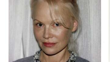 Η Pamela Anderson επέστρεψε στο χαρακτηριστικό πλατινέ ξανθό της
