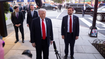 Ο Τραμπ παρήγγειλε παπούτσια για Ρούμπιο και Βανς και το πρόβλημα είναι ότι τους είναι μεγάλα