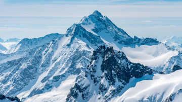 Ένα κόκκινο σημάδι στο χιόνι: Πώς το AI έλυσε το μυστήριο ενός αγνοούμενου ορειβάτη