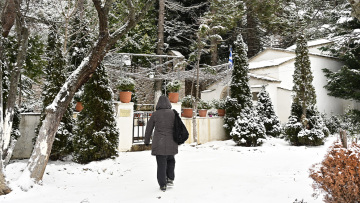 Άρχισε από τα βόρεια η ψυχρή εισβολή που θα επηρεάσει όλη τη χώρα: Πόσο θα χιονίσει στην Αττική, πού θα το στρώσει