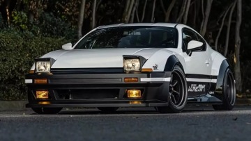 Μια σύγχρονη Toyota 86 με pop-up προβολείς