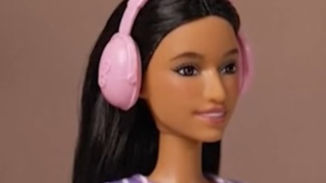 Μια νέα κούκλα γιορτάζει την αυτοεκτίμηση και την ποικιλομορφία – Το πρώτο μοντέλο με αυτισμό