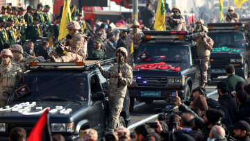 Ποιοι είναι οι πολιτοφύλακες Μπασίτζ που σπέρνουν τον τρόμο στους διαδηλωτές στο Ιράν