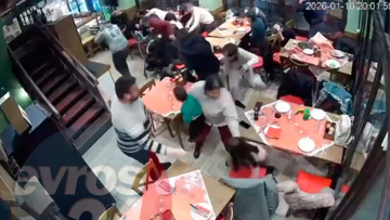 Αλεξανδρούπολη: Η στιγμή που οι ισχυροί άνεμοι σάρωσαν την πόλη - Πανικός σε πιτσαρία από τζάμια που έσπασαν, έτρεχαν να κρυφτούν οι πελάτες