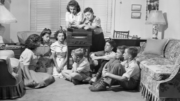 Ενώ κάποιοι αναρωτιούνται αν τα μεγάλα σπίτια φέρνουν την ευτυχία, άλλοι αγωνιούν να καλύψουν το κόστος μιας στέγης