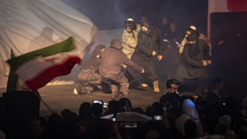 Ιράν: Πώς θα μπορούσε να ανατραπεί το καθεστώς και ποιες οι στρατιωτικές επιλογές της Τεχεράνης εάν ο Τραμπ αποφασίσει να επιτεθεί
