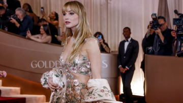 Τζένιφερ Λόρενς στις Χρυσές Σφαίρες: Με σι θρου φόρεμα έκλεψε την παράσταση στο κόκκινο χαλί