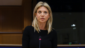 Η «πρόεδρος Μαρία» τραντάζει την αντιπολίτευση - Πυρ ομαδόν κατά Καρυστιανού, ενώ όλοι την αποθέωναν 11 μήνες πριν