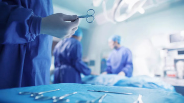 Με περισσότερα χειρουργεία και λιγότερες καθυστερήσεις «έκλεισε» το 2025 – Τι ξεμπλόκαρε τη διαδικασία
